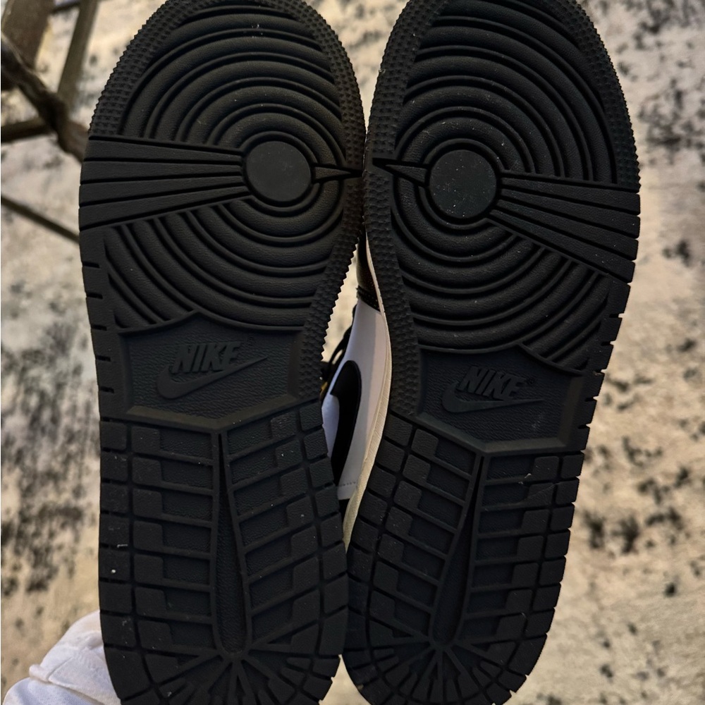 Nike Air Jordan 1 Retro High OG Black and Gold Sneakers - Picture 8 of 9